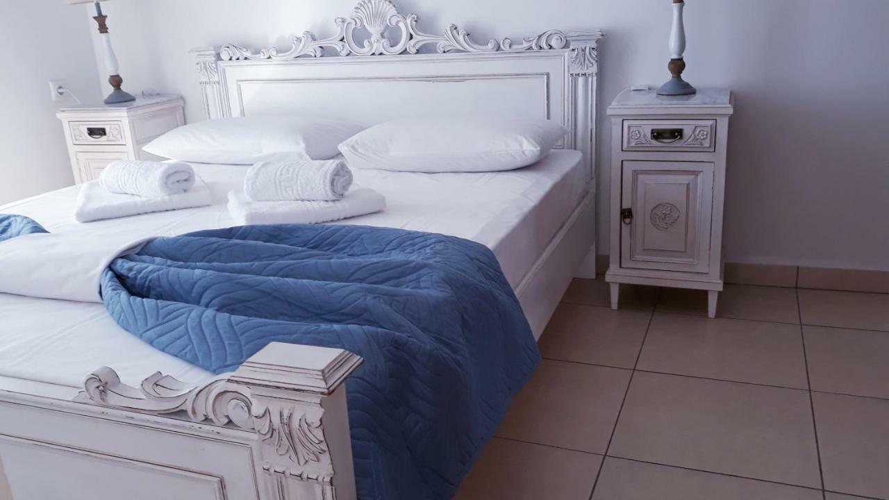 Christos Rooms Palaiochora Ngoại thất bức ảnh
